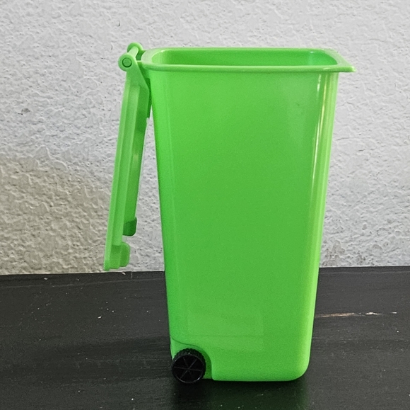 Mini Desktop Garbage Truck Trash Can Waste Bin Recycle Pencil Pen Holder Office - Picture 3 of 5